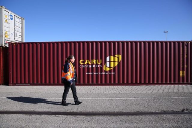 这是2019年3月5日，装载有中国商品的集装箱从中国武汉发出后，经由中欧班列运输抵达法国里昂。新华社记者唐霁摄