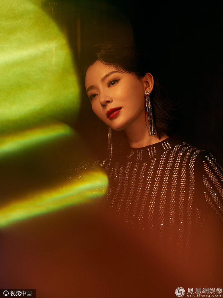 陈数穿条纹旗袍身材婀娜气质绝佳 一颦一笑韵味十足复古优雅
