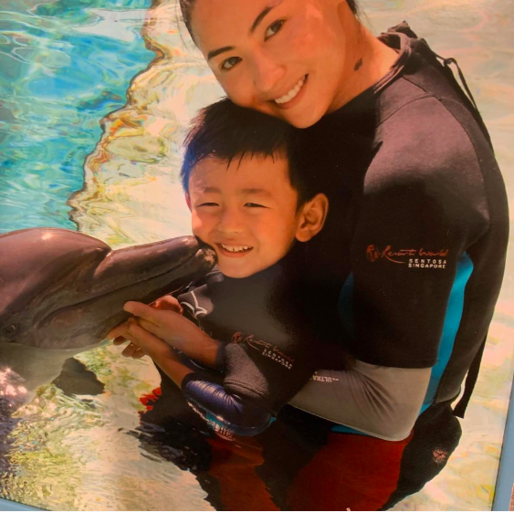 38岁张柏芝晒儿子与海豚亲吻照，网友：看起来像姐弟