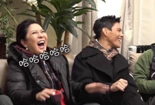 郭碧婷手戴订婚钻戒升级做“向太2.0”？向佐眼神宠溺好甜蜜！