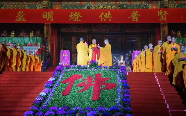 “圣灯”奇景再现!峨眉山万盏明灯供普贤