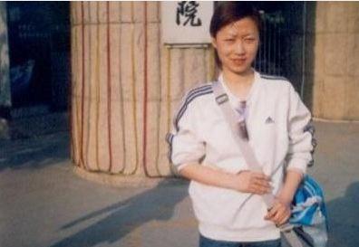 她是受欢迎的一位主持人，婚后第二天去世，丈夫至今还会精神失常