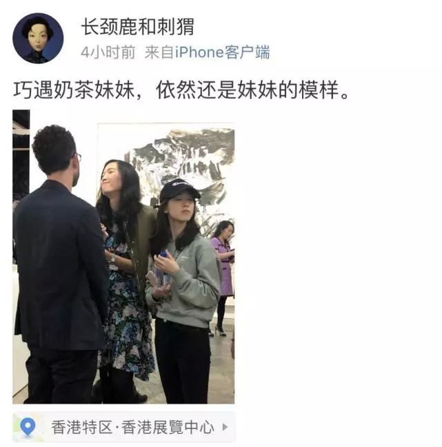“消失”大半年的章泽天现身艺术展，丈夫不见人影，她与闺蜜同行