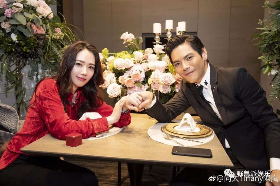 看着他俩订婚，有多少人被打脸了？
