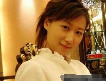 她是受欢迎的一位主持人，婚后第二天去世，丈夫至今还会精神失常