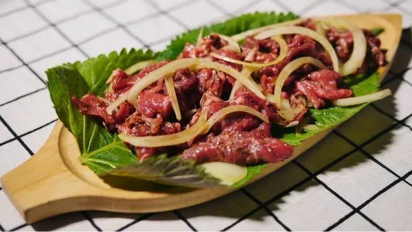 沈阳这家泥炉烤肉店，实在很“狂野”！