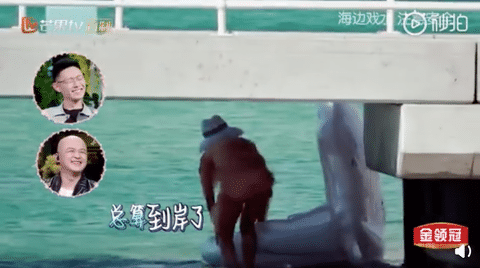 谢娜被海水冲走呼救无人应，同行妻子团表情亮了！