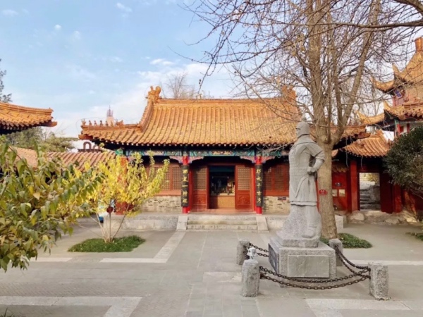 东院,“楚室生春”院。