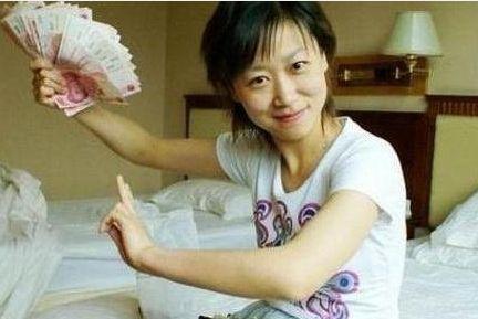 她是受欢迎的一位主持人，婚后第二天去世，丈夫至今还会精神失常