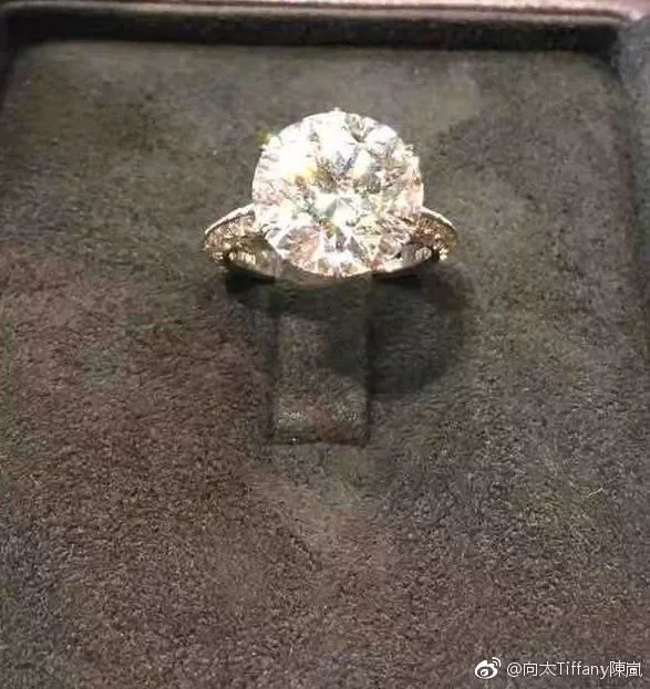 被向太拖进豪门的郭碧婷因800万钻戒被酸了？向佐这个回复甜炸惹！