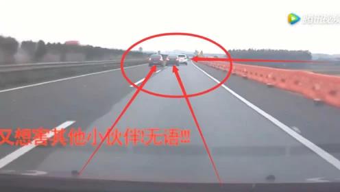 奥迪被撞还得负全责 就因为这个举动！