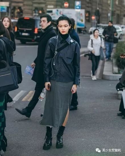彭王者苹果肌都要溢出屏幕了，颜值仍然在时装周吊打女爱豆？