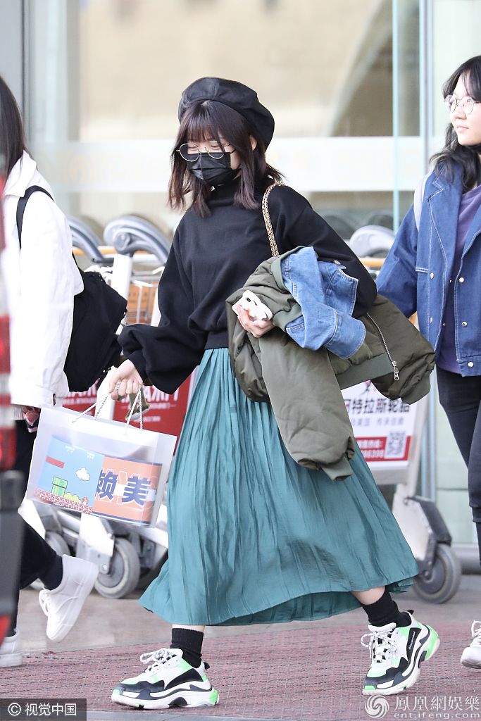 孟美岐嘻哈装亮相机场 赖美云包裹严实、yamy露腿秀身材