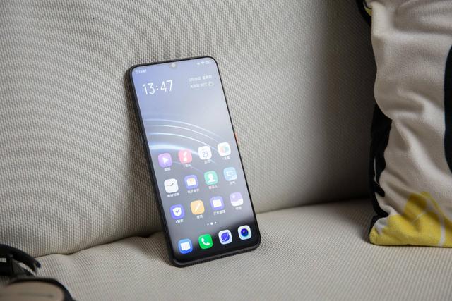 苹果降价500仍高不可攀，网友表示iQOO这几点比iPhone更良心