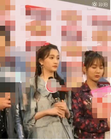 杨紫和关晓彤同框又被秒，网友：谁和关晓彤照相都吃亏