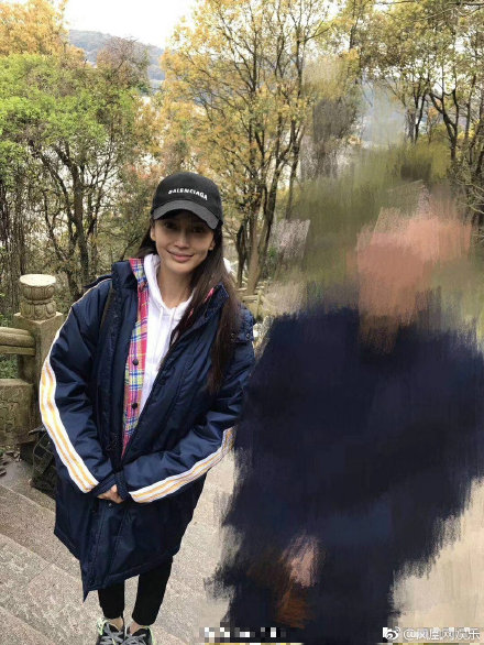 Angelababy低调现身普陀山，素颜无p图引争议