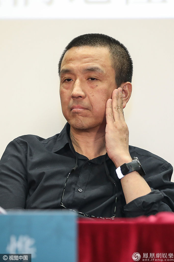 宋佳虔诚合掌浅笑嫣然 井柏然可爱抿嘴这样的弟弟来一打