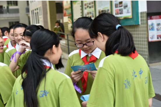 棕北中学的校服同样蓝白相间,学校的夏季校服最为抢眼.