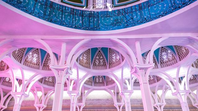 最有名的华人寺庙遇上最粉色的清真寺庙 只有这个城市能看到