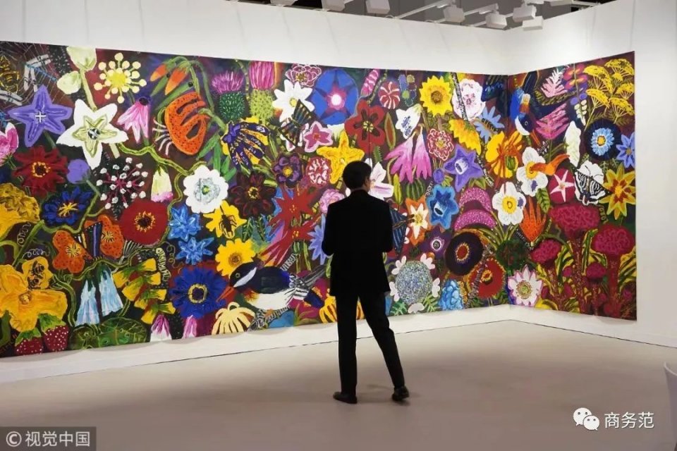 林青霞、黎姿、奶茶妹妹看艺术展，阔酞画风却不一样…