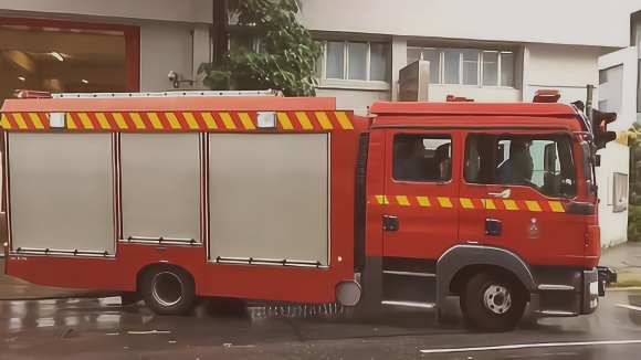 实拍香港地区消防车紧急出动!这警报声真是给力,你们自己听听