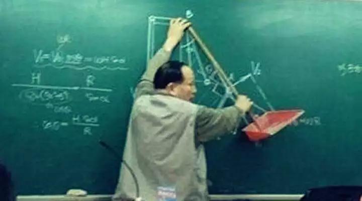 肌肉男老师脱掉外套，露出完美体型，撩得女学生疯狂尖叫！