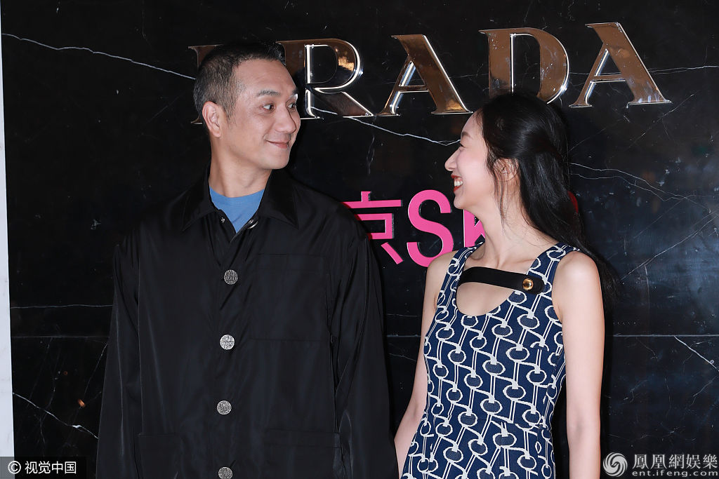 董洁扎减龄马尾穿纱裙仙气足 黄觉与妻子搂腰牵手罕见秀爱