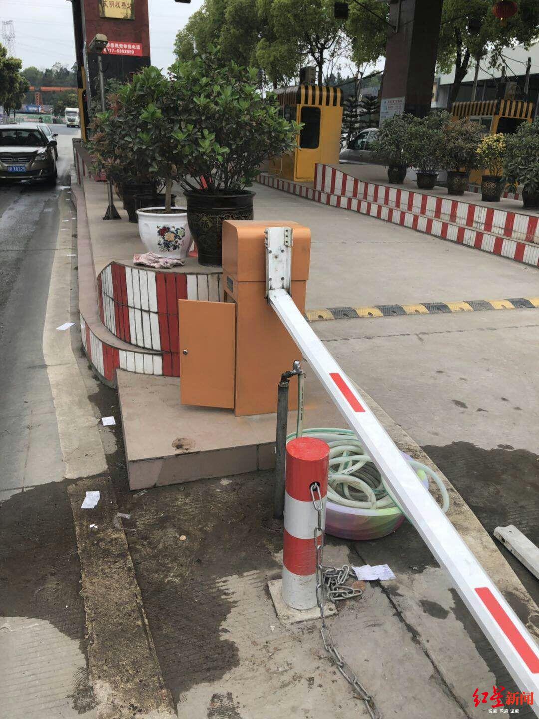 为逃通行费撞坏8根收费站道闸杆,拘他