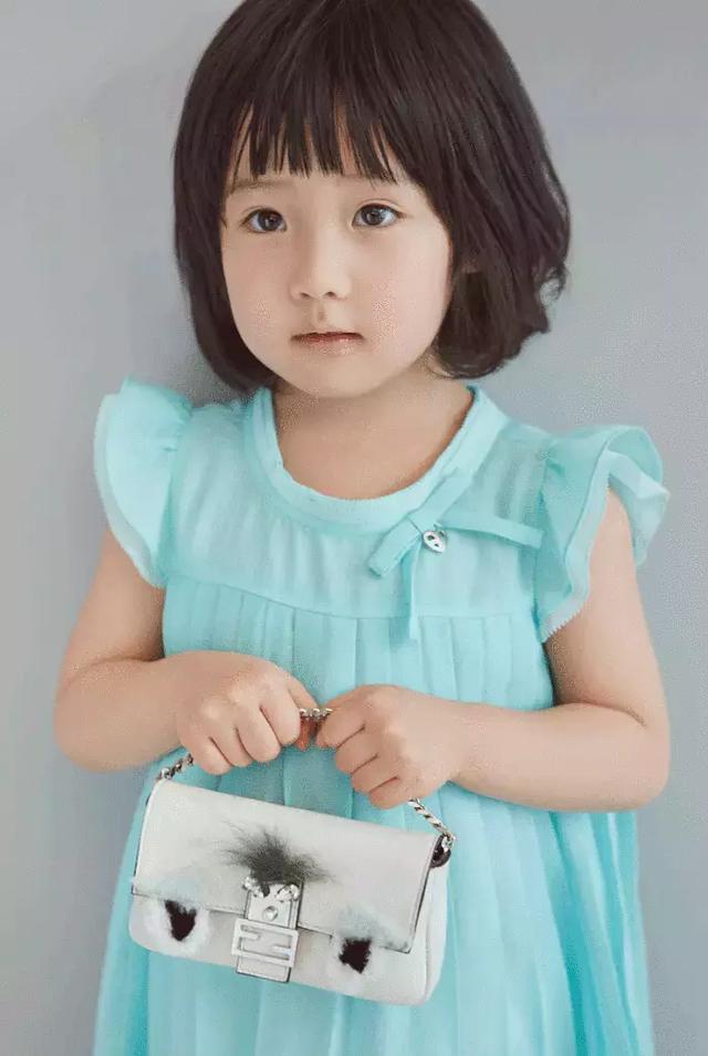 李英爱8岁女儿近照,长开后比咘咘还漂亮,鼻子脸型就赢在起跑线