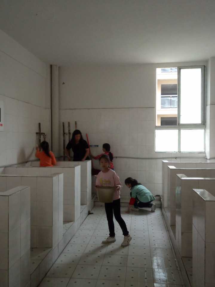 广安邻水县三合小学开展厕所清洁大比武