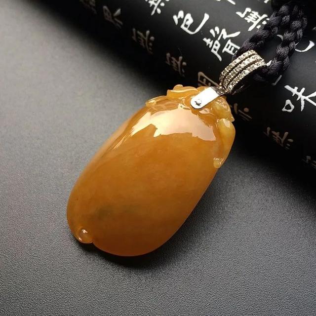 你认得出黄翡和黄龙玉吗?这两种玉石,哪种比较好?