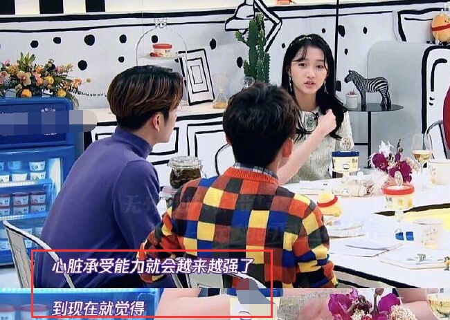 关晓彤故意用皮筋打伤马思纯嘴唇？何炅甩锅给道具，似乎越描越黑