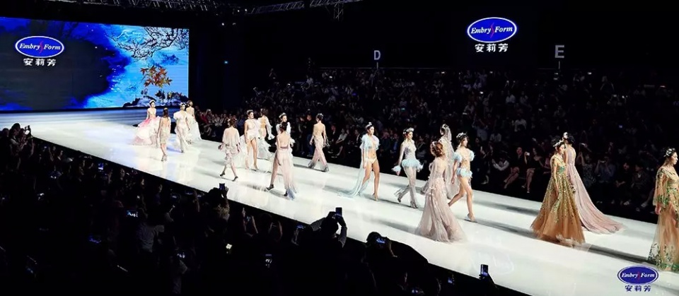 一口气经历了四时,安莉芳大秀到底产生了甚么