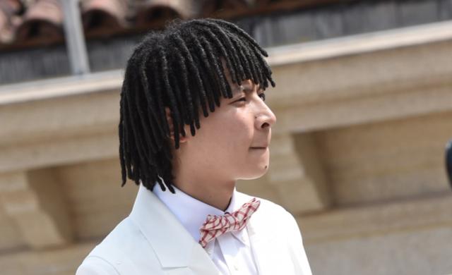 嘻哈歌手bridge婚礼现场曝光！一头脏辫超抢眼，面对妻子秒害羞！