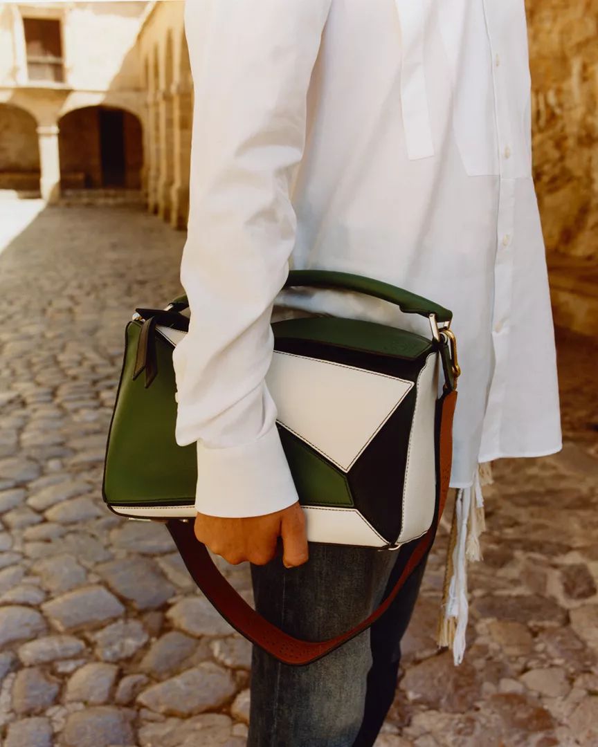 LOEWE 罗意威包2019必火?!还不是因为蔡依林、袁泉、唐嫣、杨幂等明星全都在背!