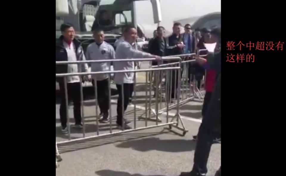 中国足球再闹大笑话!客队球员大巴被保安拒之门外