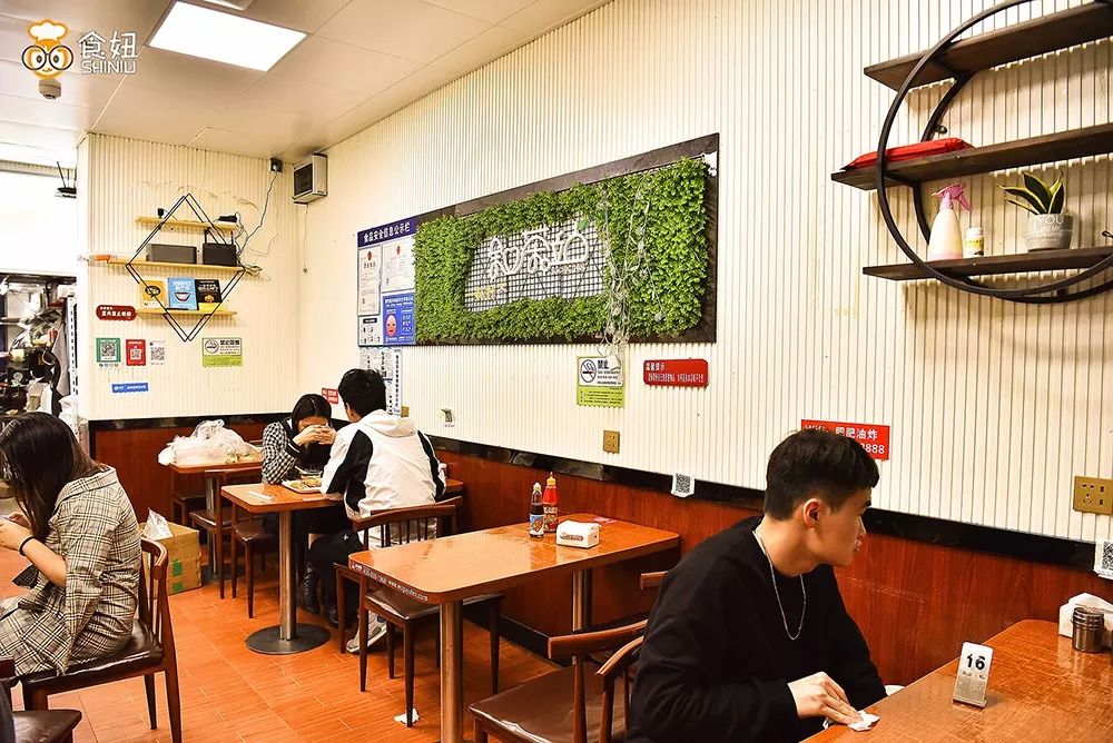 只有5张桌子的潮汕小吃店,有2张拒绝接客