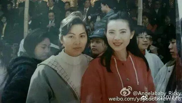 蓝洁瑛生前跟路人合照,眼睛弯弯笑容灿烂,衬得刘嘉玲脸好大好村