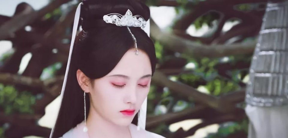 鞠婧祎脸上的这个秋波造型，《新白娘子》加多少滤镜都盖不住！