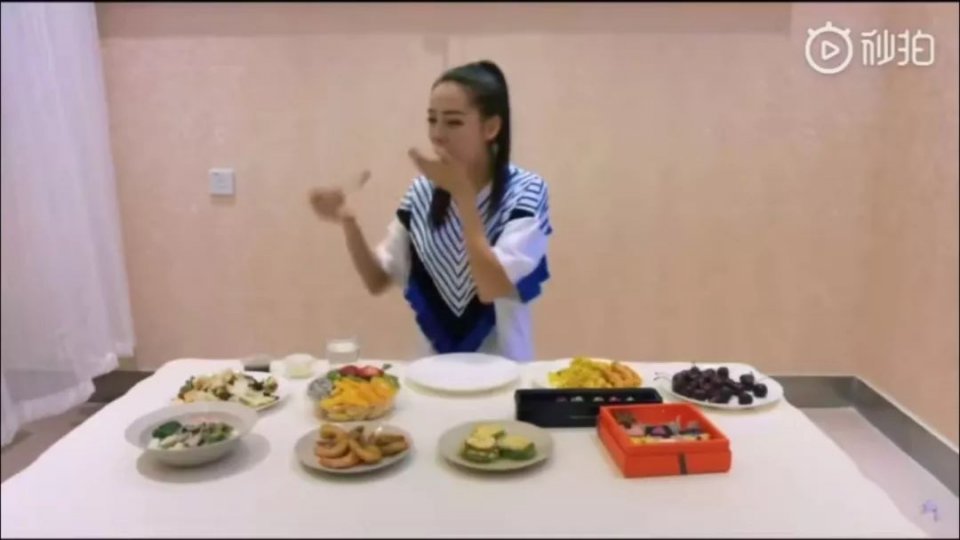 热巴吃货人设崩，但我更关心她怎么解决了脸部油腻又粗糙的问题