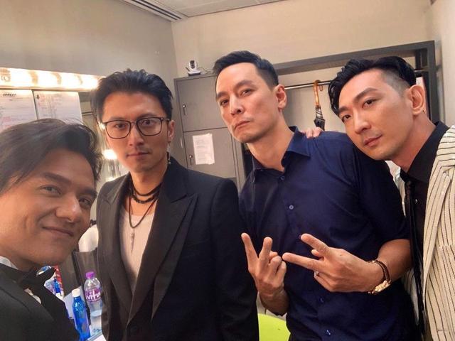 吴彦祖懒理发际线升至新高大方与网友合照,m字头明显岁月不饶人