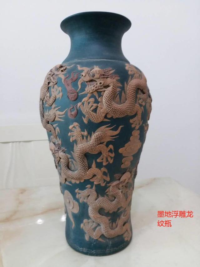 浅析墨地浮雕龙纹瓶