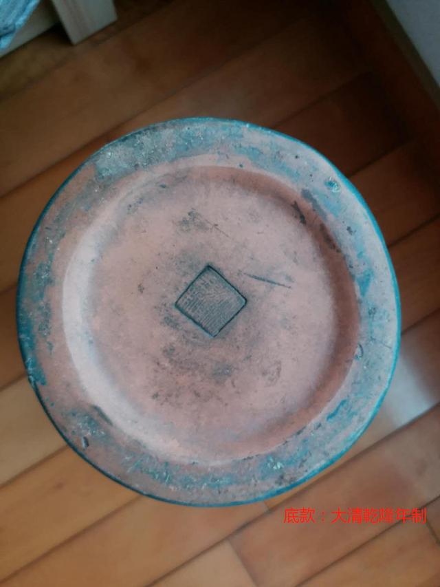 浅析墨地浮雕龙纹瓶