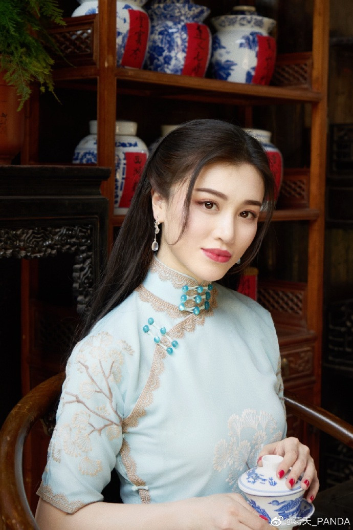 刘翔28岁前妻葛天近照，穿旗袍秀好身材大嘴太抢镜