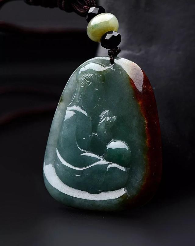 油青种翡翠价格亲民,该如何区分不同档次的油青色翡翠的价格?