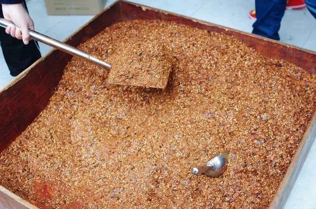 贵州这位大姐制作煳辣椒有20年,连手板心都有一股辛辣味道