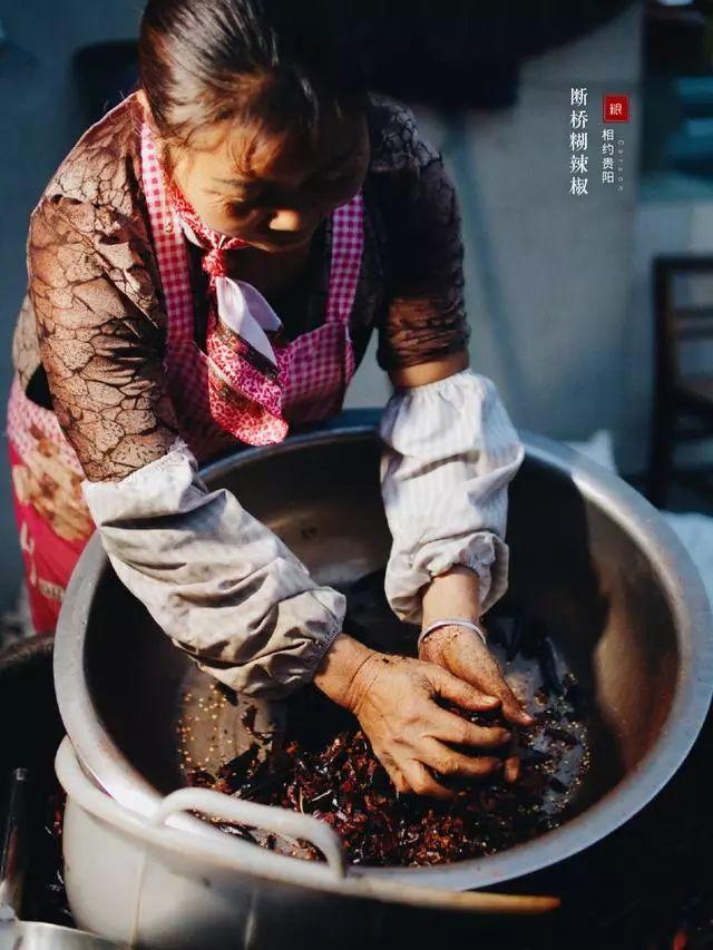 贵州这位大姐制作煳辣椒有20年,连手板心都有一股辛辣味道