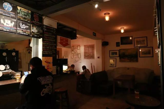 他是京圈酒吧十年老炮儿,不谈情怀只卖酒,还开了首家快闪酒厂