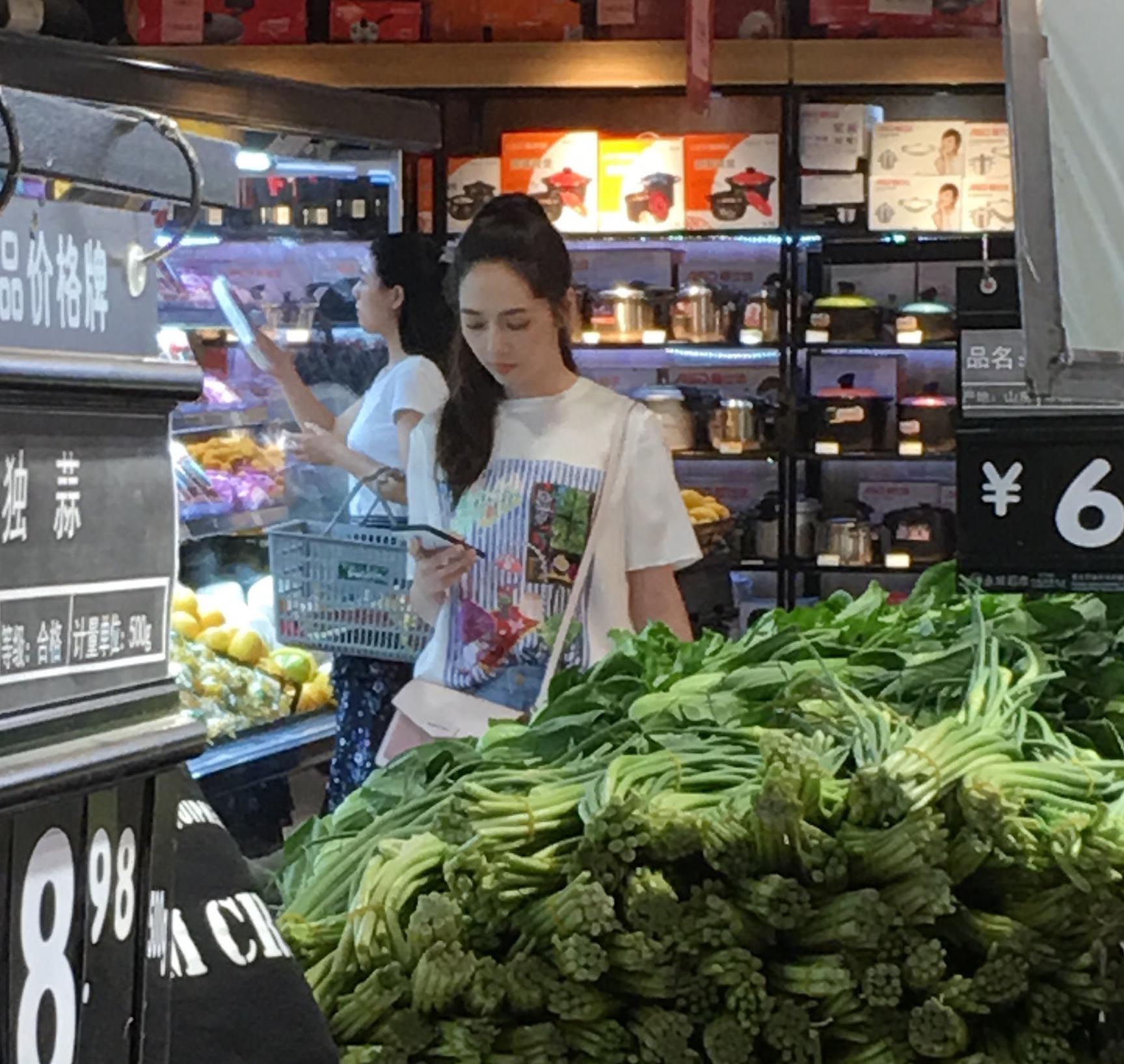 郭碧婷独自超市买菜被偶遇，想练厨艺当合格好老婆？