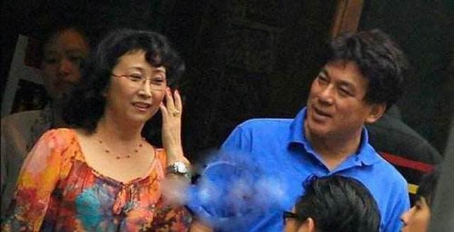 65岁朱时茂疑又双叒叕出轨了？三度被拍和美女激吻